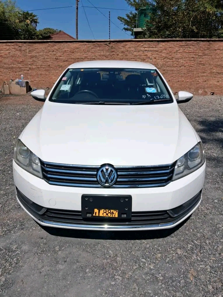 VOLKSWAGEN Passat Image