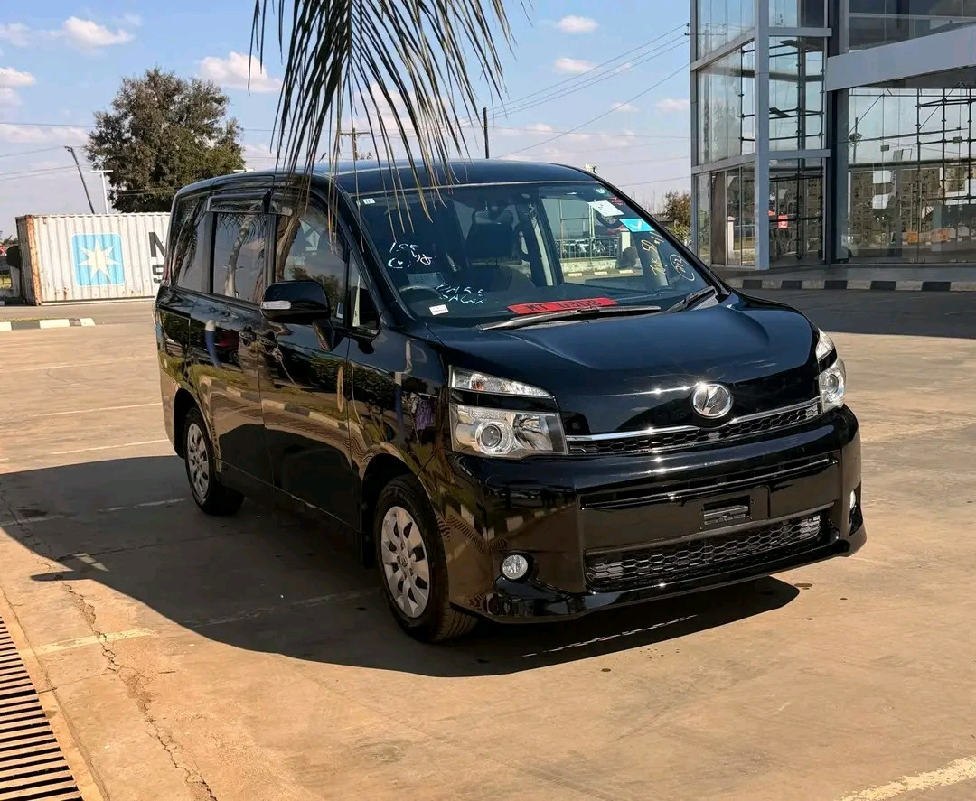 TOYOTA VOXY Image