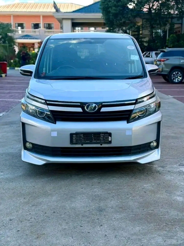 TOYOTA VOXY Image