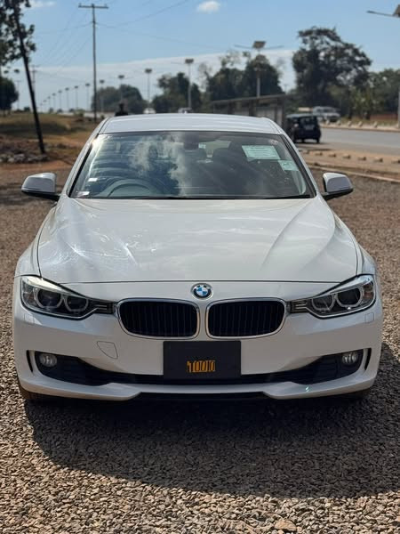 BMW 320i Image