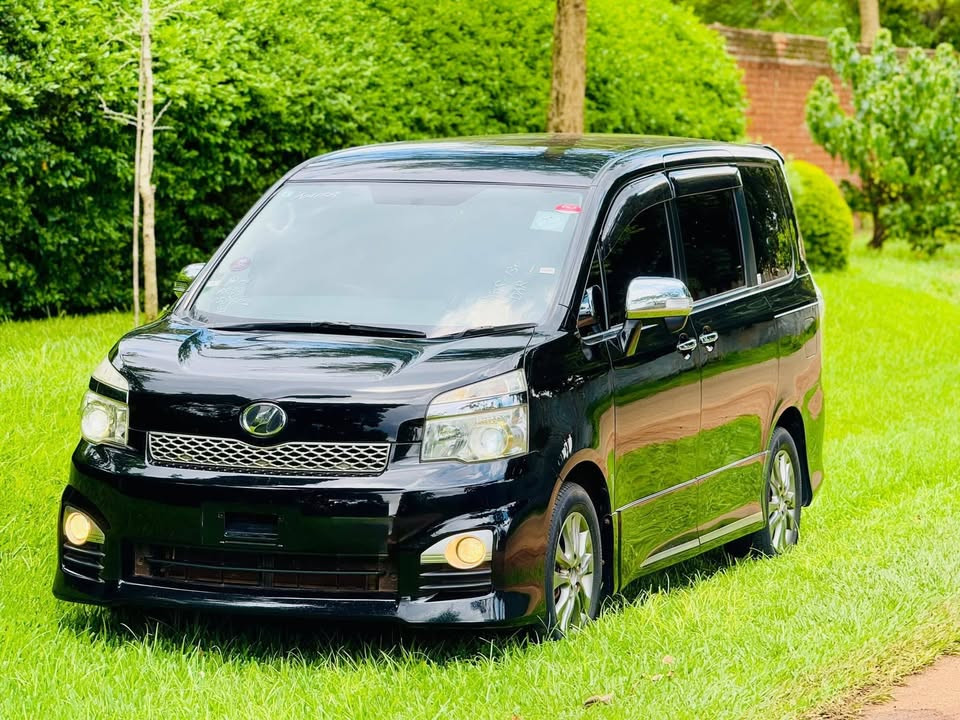 TOYOTA VOXY Image